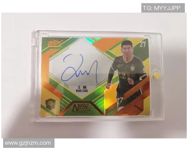 足球巨星亲笔签名球星卡现场火爆粉丝热情一睹偶像风采